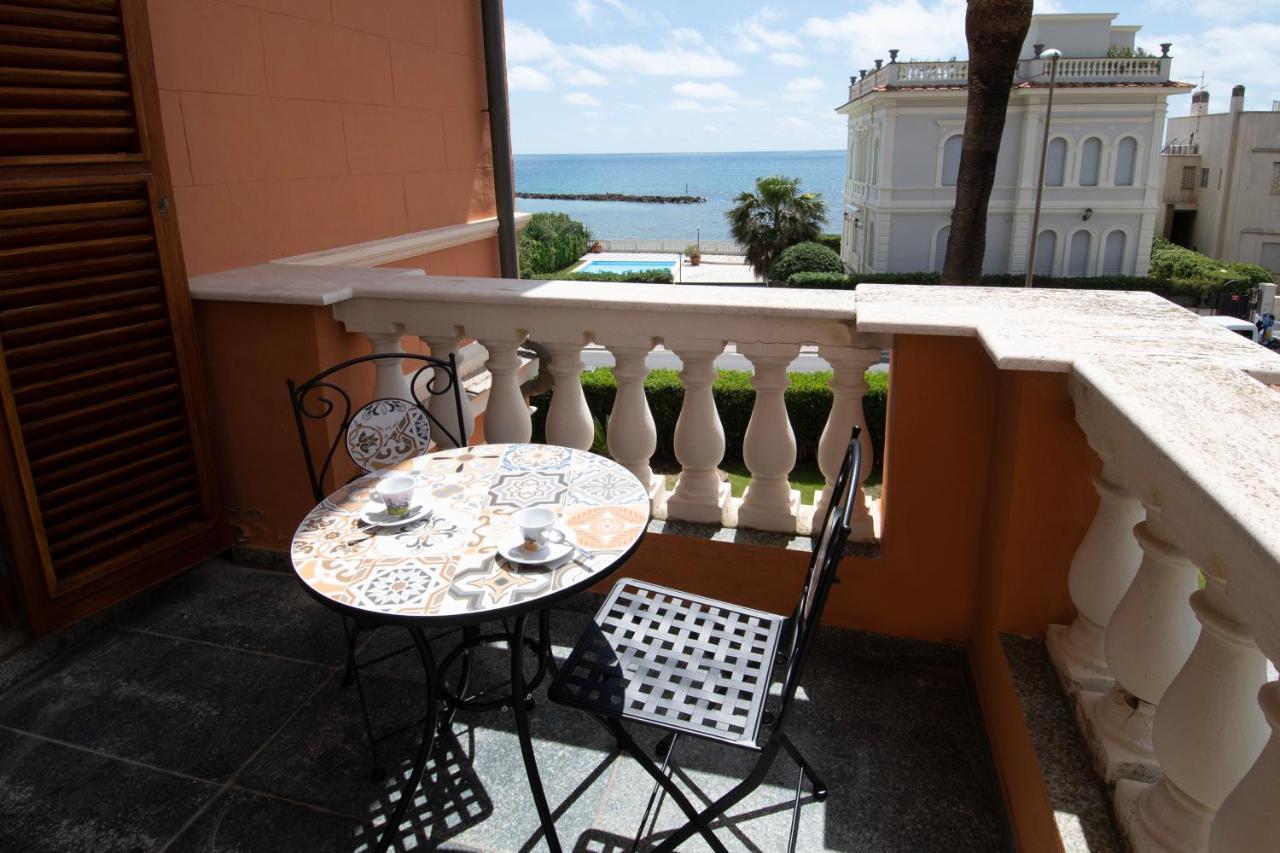 Palazzo Moresco Santa Marinella Buitenkant foto